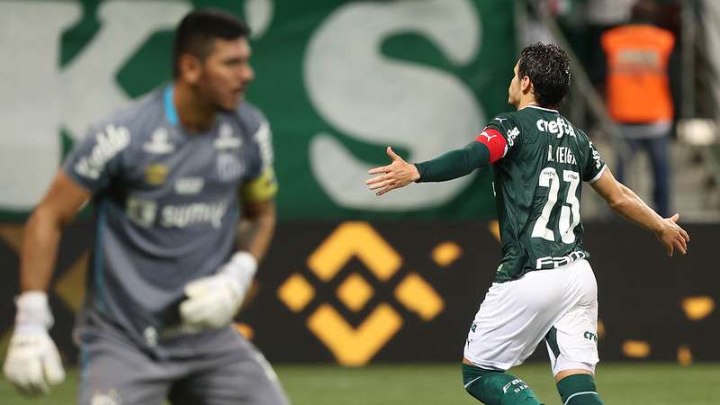 Raphael Veiga comemora seu gol pelo Palmeiras contra o Santos, durante partida válida pela décima primeira rodada do Paulistão 2022, no Allianz Parque.
