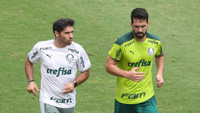 Abel Ferreira e Luan durante treinamento do Palmeiras, na Academia de Futebol.