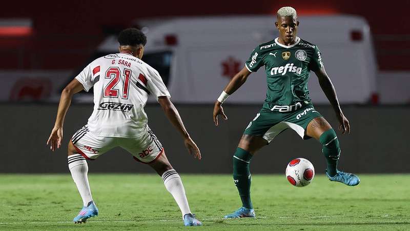 Danilo do Palmeiras em disputa bola com Sara do São Paulo, durante partida válida pela quarta rodada do Paulistão 2022, no  Morumbi.