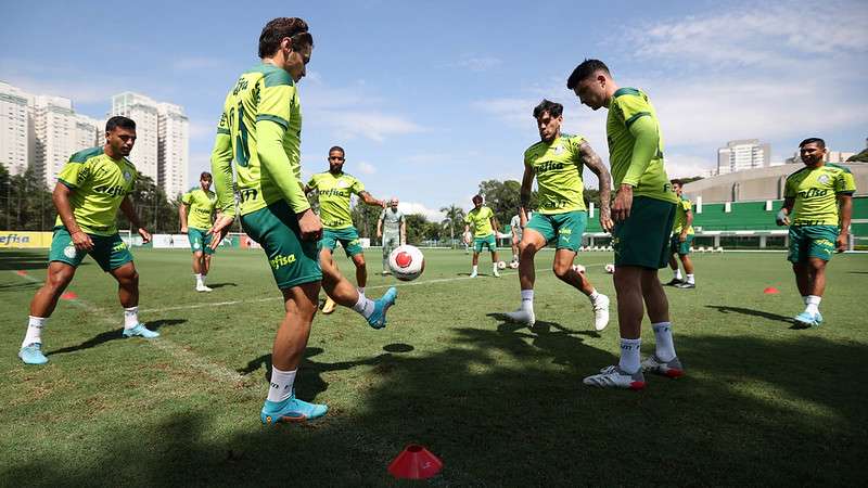 Atletas realizam atividades táticas, durante treino do Palmeiras, na Academia de Futebol.