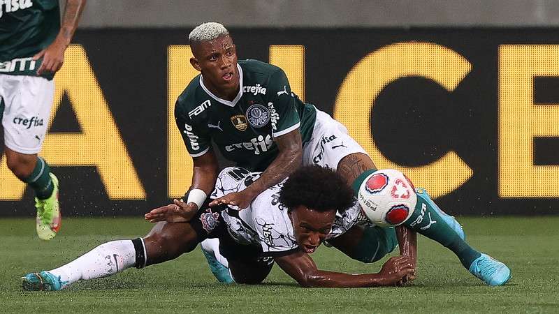 Danilo do Palmeiras em disputa com Willian do SCCP, durante partida válida pela sexta rodada do Paulistão 2022, no Allianz Parque.