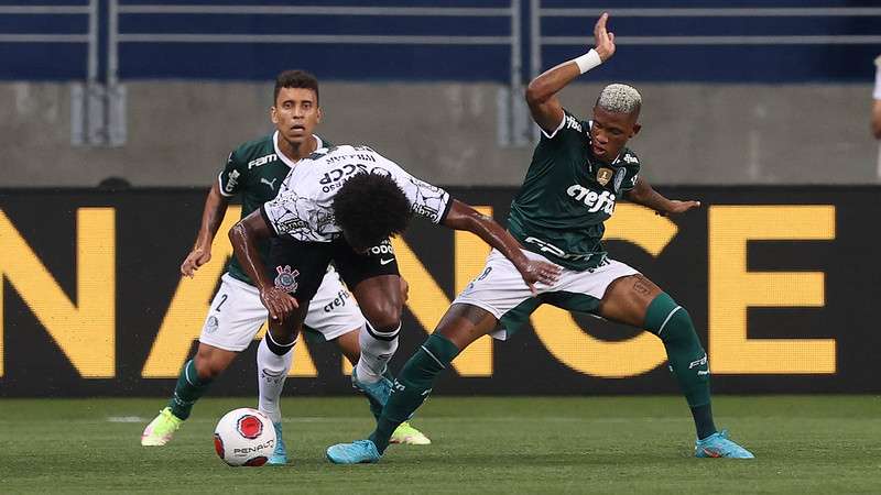 Danilo do Palmeiras em disputa com Willian do SCCP, durante partida válida pela sexta rodada do Paulistão 2022, no Allianz Parque.