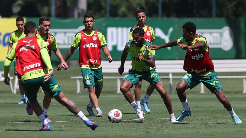 Wesley e Jailson durante treinamento do Palmeiras, na Academia de Futebol.