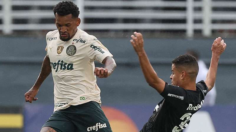Jailson do Palmeiras em disputa com Miguel do Red Bull Bragantino, durante partida válida pela décima segunda rodada do Paulistão 2022, no Estádio Nabi Abi Chedid.