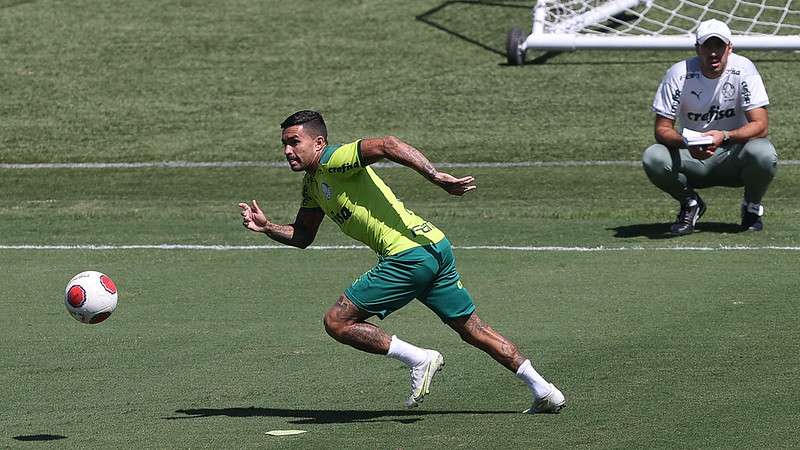 Dudu realiza atividades observado por Abel Ferreira, durante treinamento do Palmeiras, na Academia de Futebol.