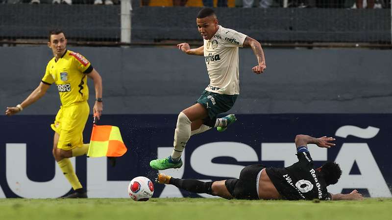 Garcia do Palmeiras em disputa com Lucas Evangelista do Red Bull Bragantino, durante partida válida pela décima segunda rodada do Paulistão 2022, no Estádio Nabi Abi Chedid.