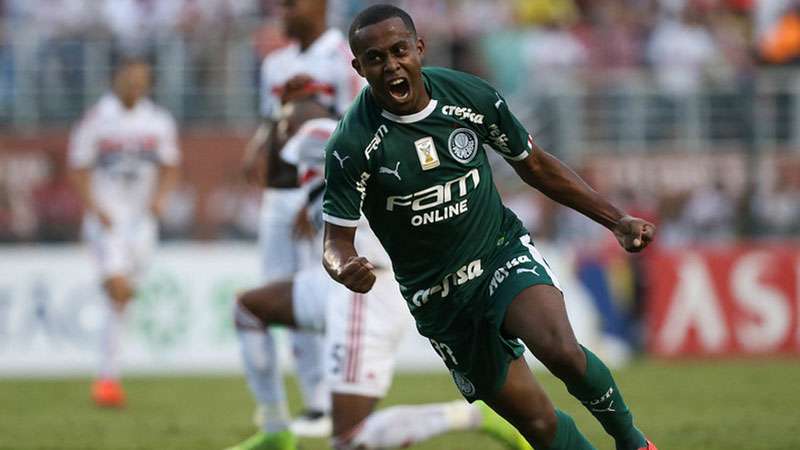 Carlos Eduardo comemora seu gol pelo Palmeiras contra a o SPFC, durante partida valida pela décima primeira rodada do Paulistão 2019, no Pacaembu.