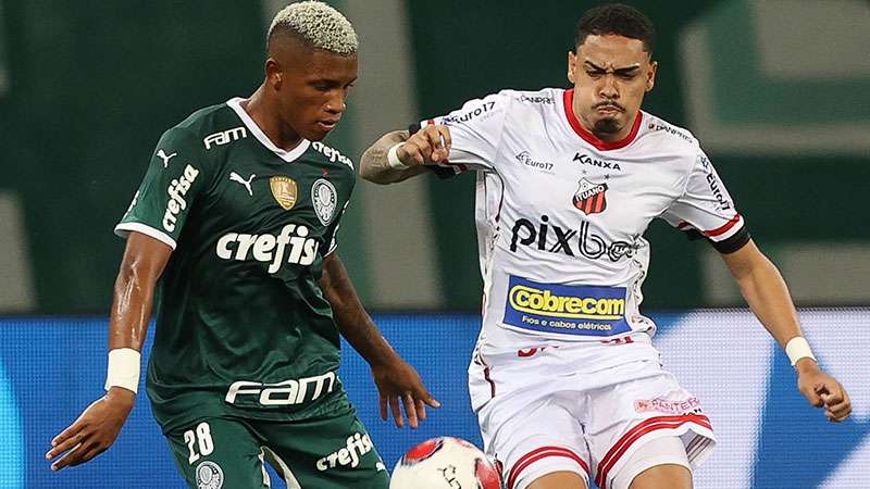 Danilo em ação pelo Palmeiras contra o Ituano, durante partida válida pela quarta de final do Paulistão 2022, no Allianz Parque.