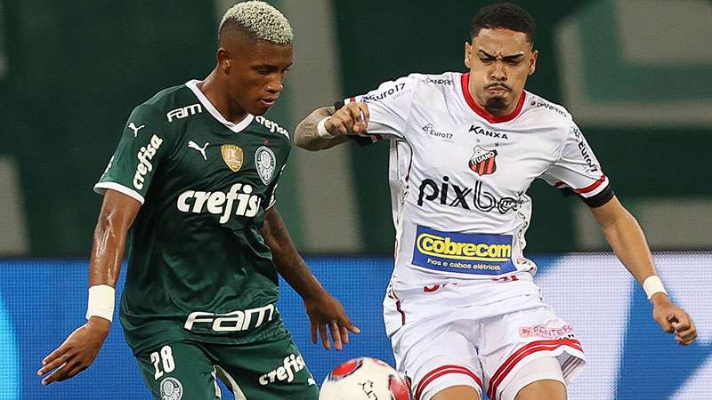 Danilo em ação pelo Palmeiras contra o Ituano, durante partida válida pelas quartas de final do Paulistão 2022, no Allianz Parque.