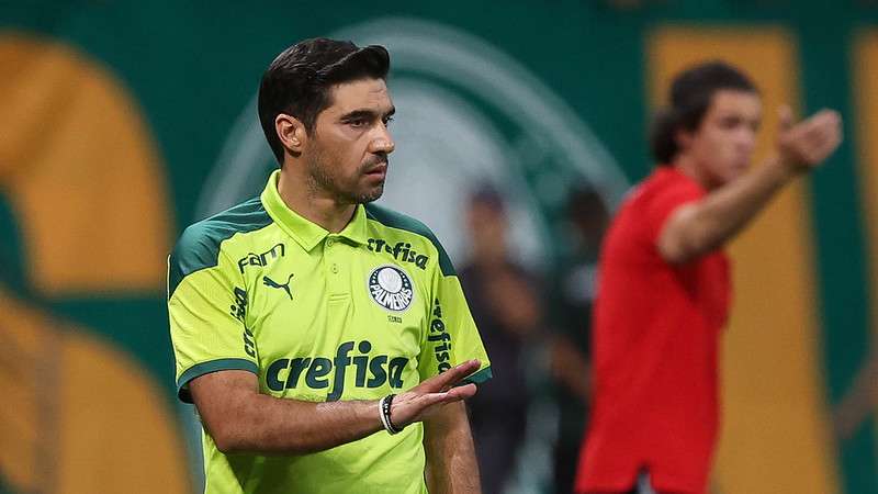 Abel Ferreira em jogo do Palmeiras contra o Red Bull Bragantino, durante partida válida pela semifinal do Paulistão 2022, no Allianz Parque.