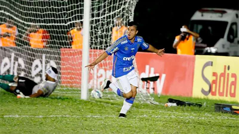 Cristaldo comemora o primeiro gol do Palmeiras na goleada por 4x1 contra o Vitória da Conquista, no estádio Lomanto Júnior, em Vitória da Conquista, na Bahia.