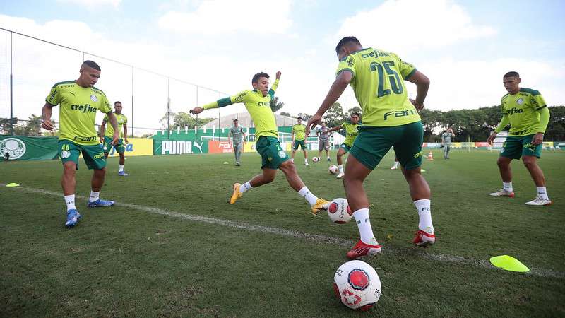 Atletas do Palmeiras durante treino técnico na Academia de Futebol.
