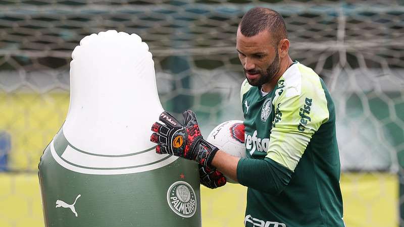 Weverton durante treinamento do Palmeiras na Academia de Futebol.