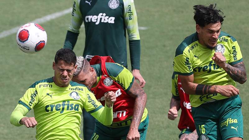 Lucas Freitas, Rafael Navarro e Gustavo Gómez realizam atividades durante treinamento do Palmeiras, na Academia de Futebol.