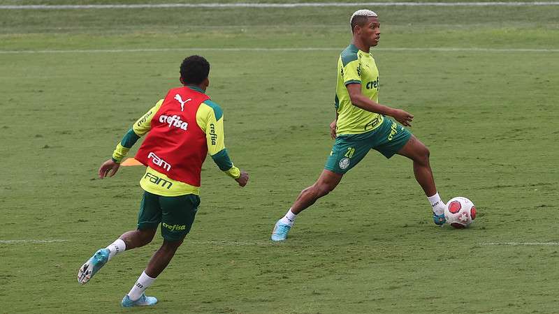 Jailson e Danilo durante treinamento do Palmeiras, na Academia de Futebol.
