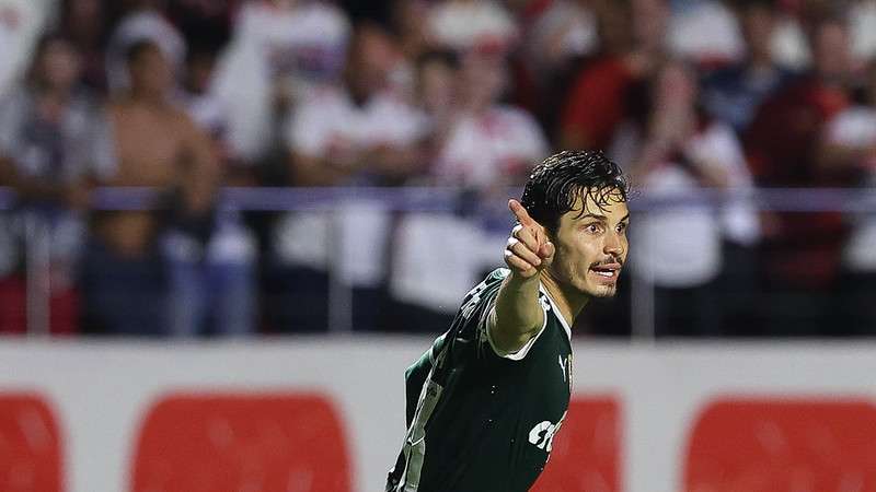 Raphael Veiga comemora seu gol pelo Palmeiras contra o SPFC, durante primeira partida válida pela final do Paulistão 2022, no Morumbi.