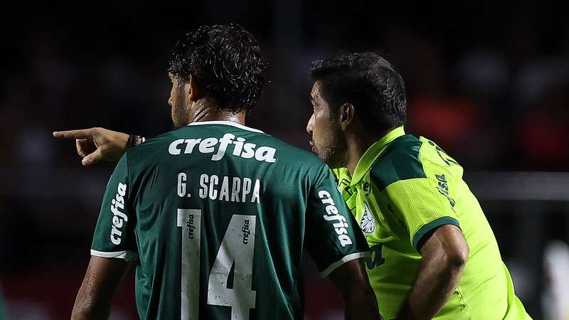 Abel Ferreira orienta Gustavo Scarpa em jogo do Palmeiras contra o SPFC, durante primeira partida válida pela final do Paulistão 2022, no Morumbi.