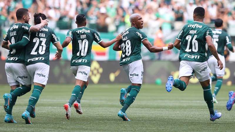 Jogadores do Palmeiras em comemoração após gols contra o SPFC, durante segunda partida válida pela final do Paulistão 2022, no Allianz Parque.