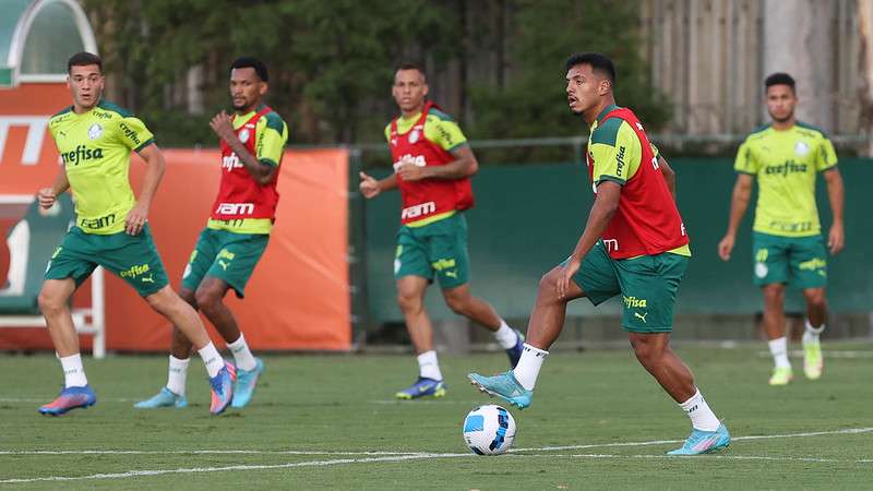 Gabriel Menino conduz jogada observado por Fabinho, Jailson, Breno Lopes e Gabriel Silva, durante treinamento do Palmeiras, na Academia de Futebol.