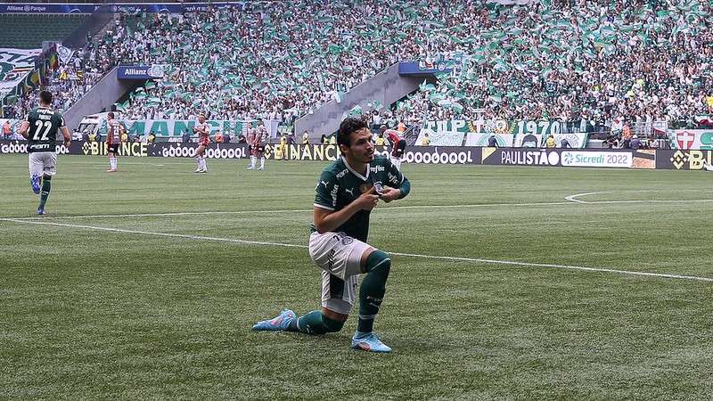 Raphael Veiga comemora seu gol pelo Palmeiras contra o SPFC, durante segunda partida válida pela final do Paulistão 2022, no Allianz Parque.