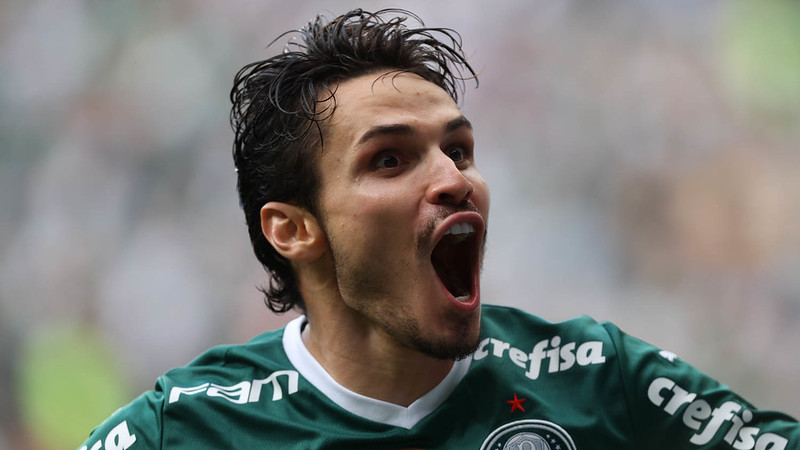 Raphael Veiga comemora seu gol pelo Palmeiras contra o SPFC, durante segunda partida válida pela final do Paulistão 2022, no Allianz Parque.