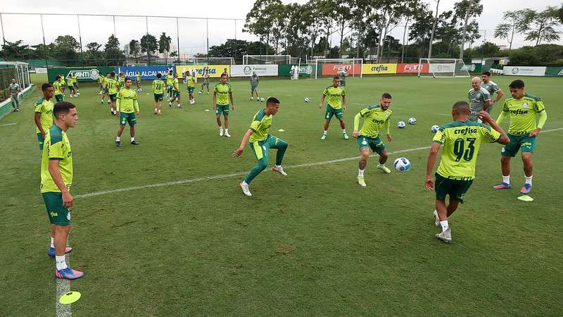 Atletas do Palmeiras durante treinamento, na Academia de Futebol.