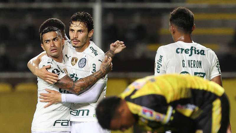 Dudu comemora com Raphael Veiga o segundo gol marcado  pelo camisa 23, em jogo do Palmeiras  contra o Deportivo Táchira, durante partida válida pela fase de grupos da Libertadores 2022, no Estádio Pueblo Nuevo.