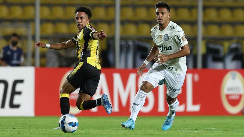 Gabriel Menino do Palmeiras em disputa com Cova do Deportivo Táchira, durante partida válida pela fase de grupos da Libertadores 2022, no Estádio Pueblo Nuevo.