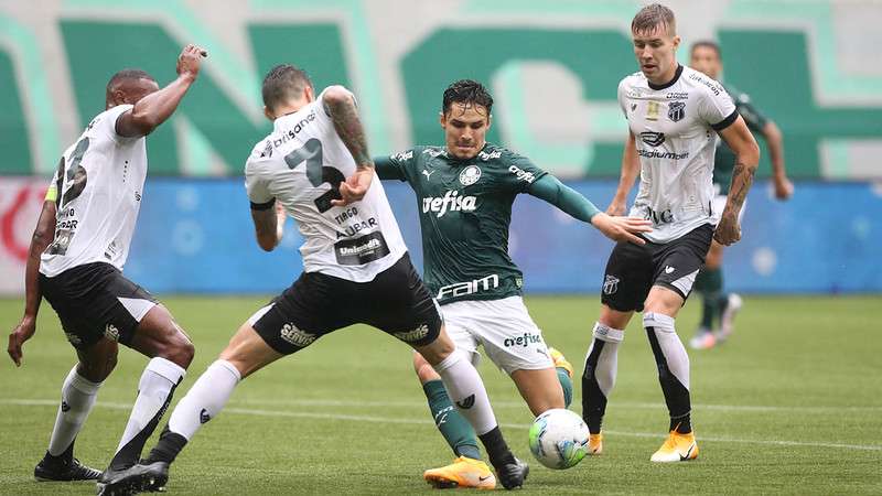 Raphael Veiga do Palmeiras em disputa com Tiago do Ceará, durante primeira partida válida pelas quartas de final da Copa do Brasil 2020, no Allianz Parque.