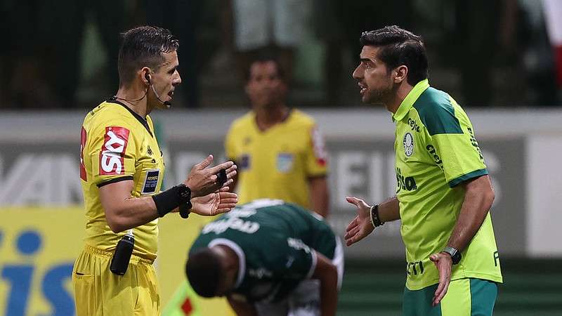 Abel Ferreira em jogo do Palmeiras contra o Ceará, durante partida válida pela primeira rodada do Brasileirão 2022, no Allianz Parque.