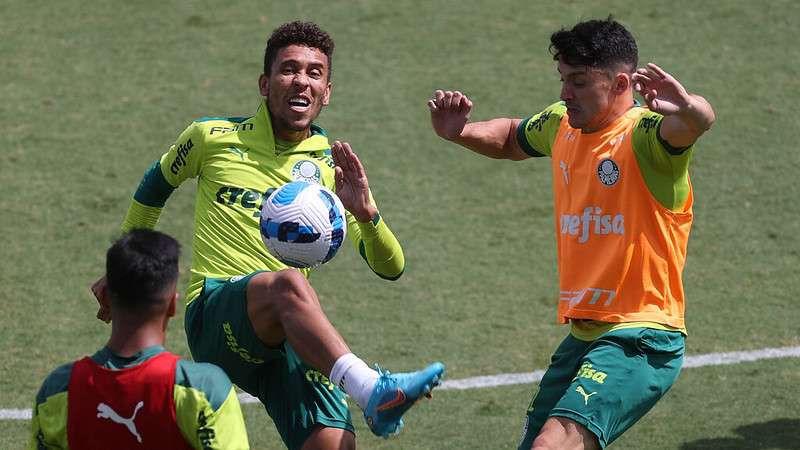 Marcos Rocha e Joaquín Piquerez realizam atividades durante treinamento do Palmeiras, na Academia de Futebol.