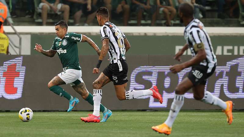 Dudu do Palmeiras em disputa com Richard do Ceará, durante partida válida pela primeira rodada do Brasileirão 2022, no Allianz Parque.