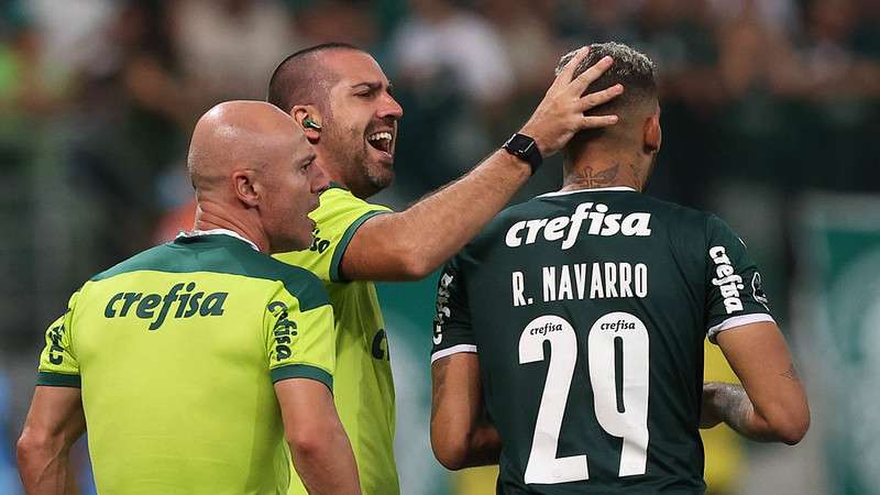 Rafael Navarro comemora um de seus gols com Vitor Castanheira e João Martins pelo Palmeiras, contra o Independiente Petrolero, durante partida válida pela fase de grupos da Libertadores 2022, no Allianz Parque.