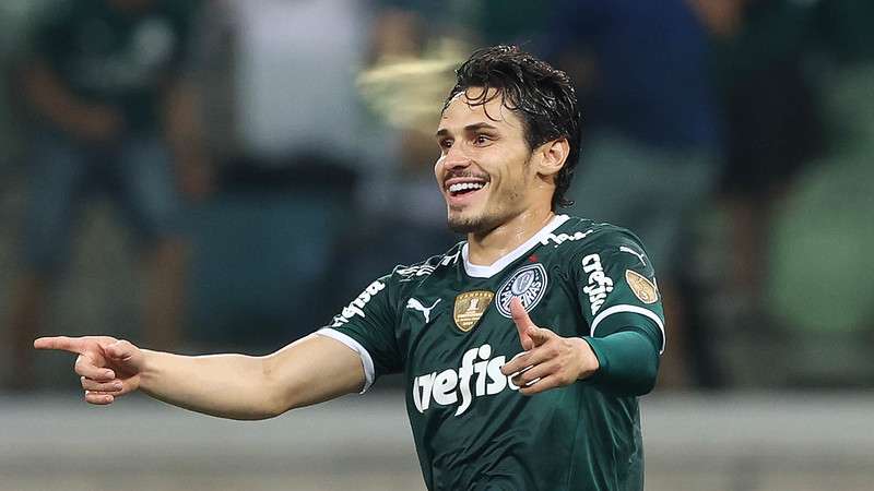 Raphael Veiga comemora seu gol pelo Palmeiras contra o Independiente Petrolero, durante partida válida pela fase de grupos da Libertadores 2022, no Allianz Parque.