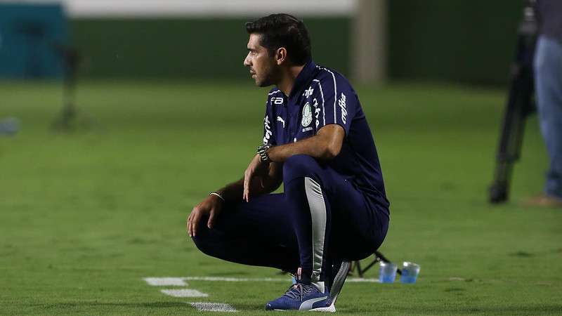 Abel Ferreira em jogo do Palmeiras contra o Goiás, durante partida válida pela vigésima segunda rodada do Brasileirão 2022, no estádio Hailé Pinheiro.