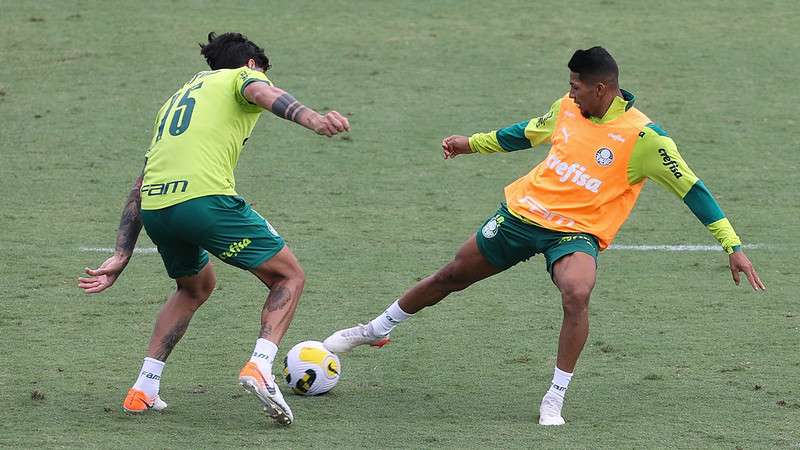 Gustavo Gómez e Rony durante treinamento do Palmeiras, na Academia de Futebol.