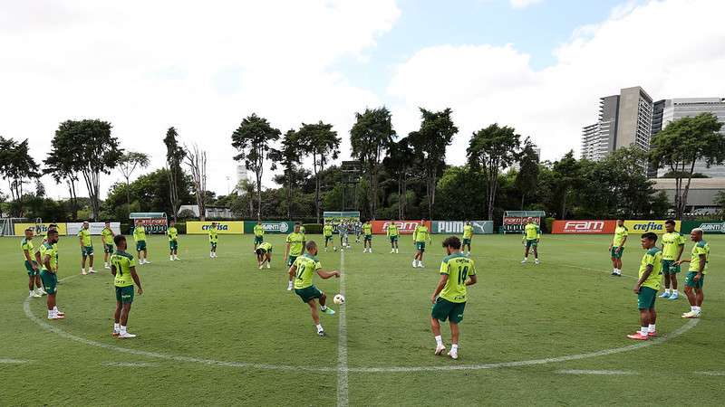 Elenco do Palmeiras durante treinamento na Academia de Futebol.