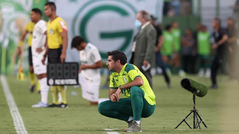 Abel Ferreira em jogo do Palmeiras contra o Goiás, durante partida válida pela segunda rodada do Brasileirão 2022, no Estádio Hailé Pinheiro.