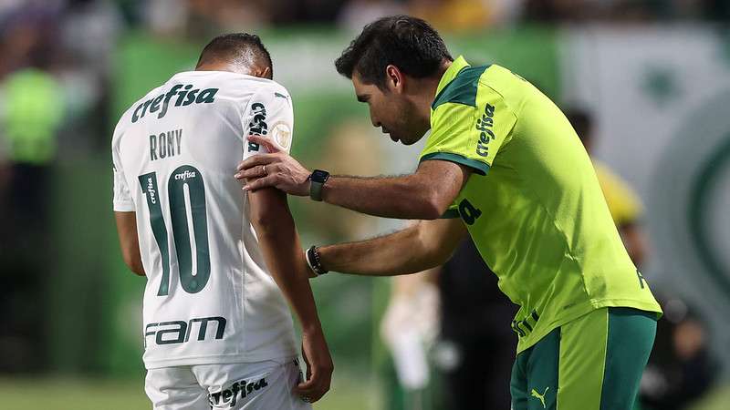 Rony e Abel Ferreira em jogo do Palmeiras contra o Goiás, durante partida válida pela segunda rodada do Brasileirão 2022, no Estádio Hailé Pinheiro.