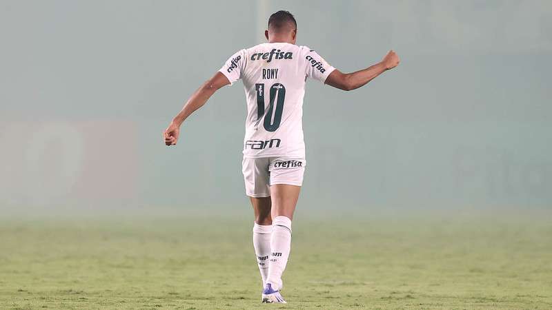 Rony comemora seu gol pelo Palmeiras contra o Goiás, durante partida válida pela segunda rodada, do Brasileirão 2022, no Estádio Hailé Pinheiro.