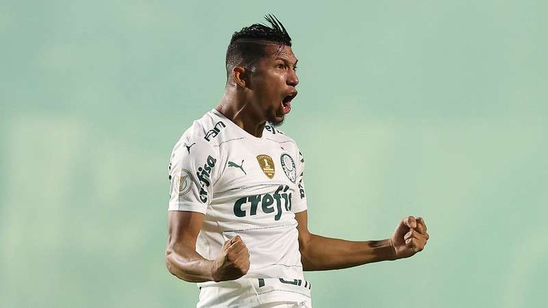 Rony comemora seu gol pelo Palmeiras contra o Goiás, durante partida válida pela segunda rodada, do Brasileirão 2022, no Estádio Hailé Pinheiro.