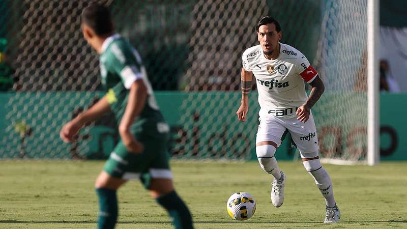 Gustavo Gómez do Palmeiras em disputa com Pedro Raul do Goiás, durante partida válida pela segunda rodada do Brasileirão 2022, no Estádio Hailé Pinheiro.