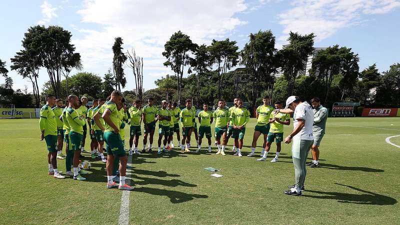 Abel Ferreira conversa com o elenco do Palmeiras durante treinamento na Academia de Futebol.