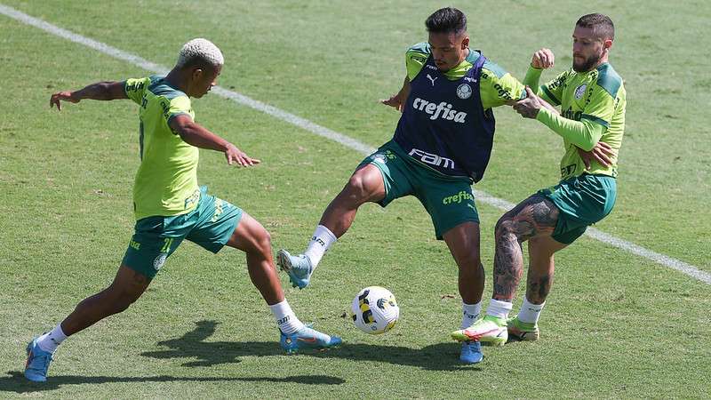 Danilo, Gabriel Menino e Zé Rafael, durante treinamento do Palmeiras, na Academia de Futebol.