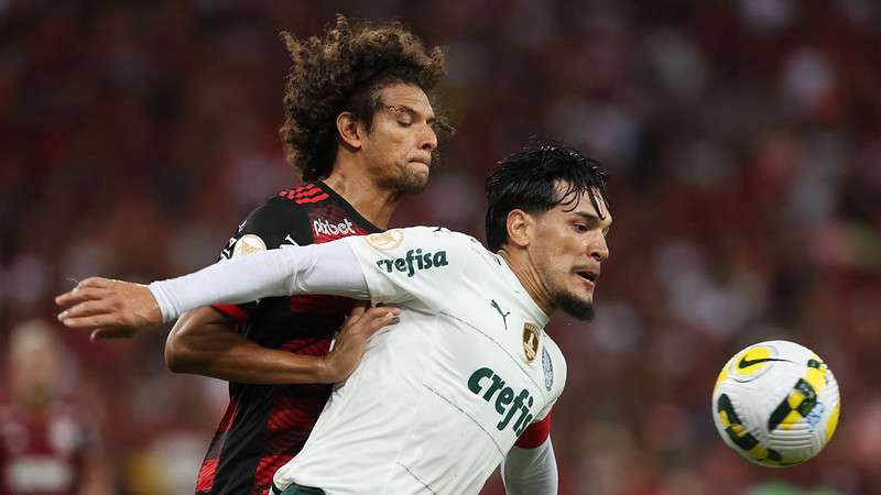 Gustavo Gómez do Palmeiras em disputa com Arão do Flamengo, durante partida válida pela terceira rodada do Brasileirão 2022, no Maracanã.