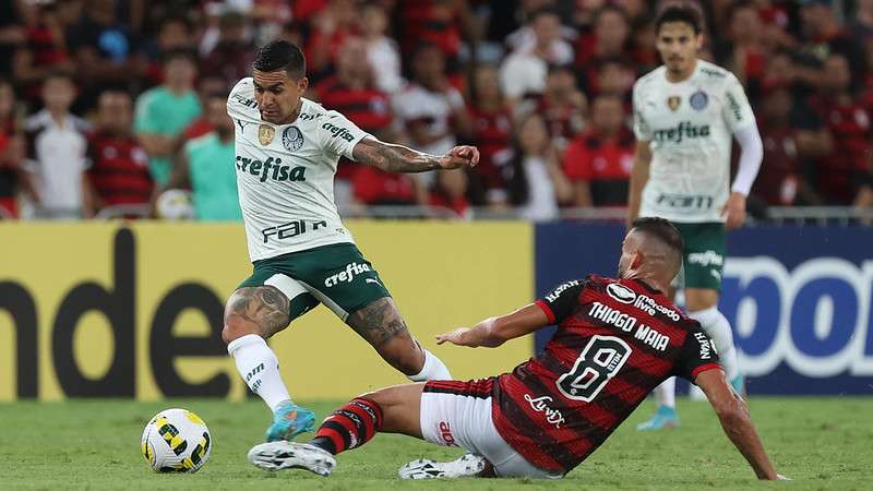 Dudu do Palmeiras em disputa com Thiago Maia do Flamengo, durante partida válida pela terceira rodada do Brasileirão 2022, no Maracanã.