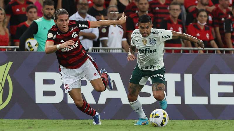 Dudu do Palmeiras em disputa com Filipe Luis do Flamengo, durante partida válida pela terceira rodada do Brasileirão 2022, no Maracanã.