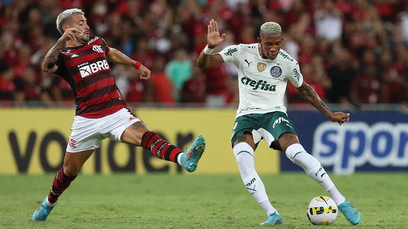 Danilo do Palmeiras em disputa com De Arrascaeta do Flamengo, durante partida válida pela terceira rodada do Brasileirão 2022, no Maracanã.