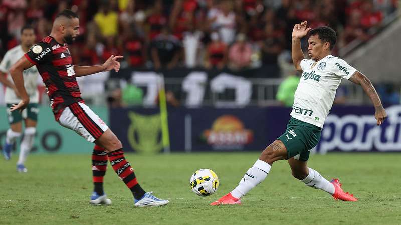 Gabriel Veron do Palmeiras em disputa com Thiago Maia do Flamengo, durante partida válida pela terceira rodada do Brasileirão 2022, no Maracanã.