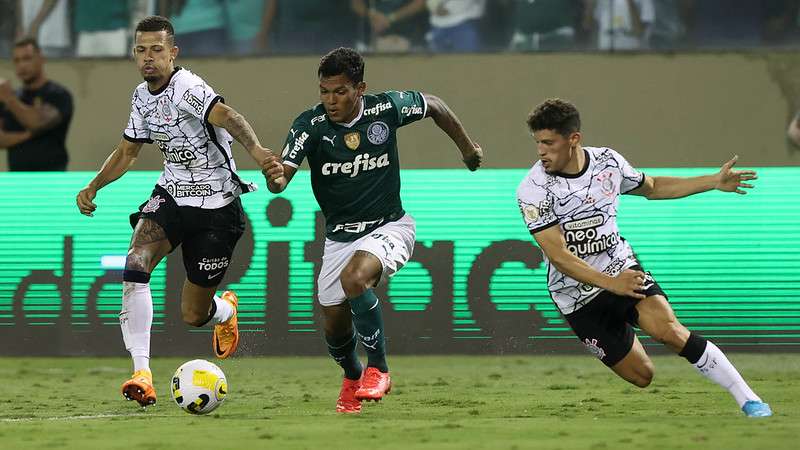 Gabriel Veron do Palmeiras em jogo contra o SCCP, durante partida válida pela terceira rodada do Brasileirão 2022, na Arena Barueri.